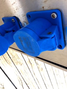 Blaue Poller am Hafen