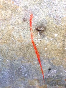 Ein roter Kreidestrich